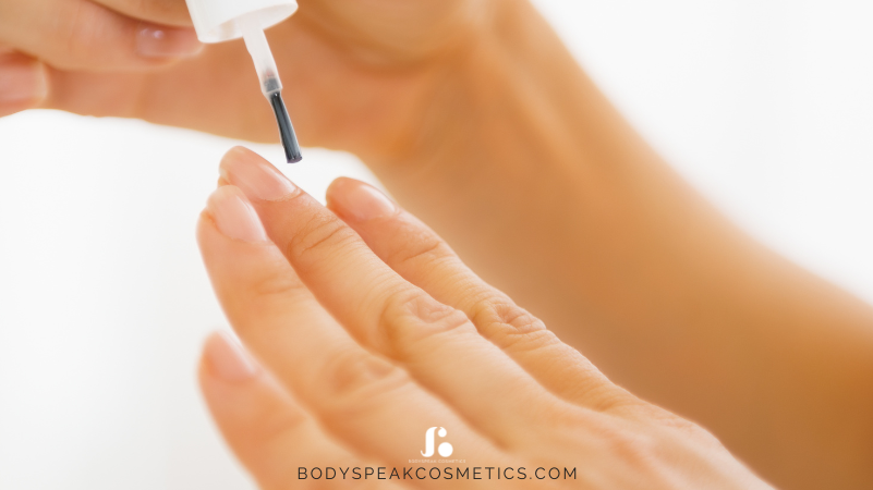 Nagels lakken met je verkeerde hand: zo doe je dat!