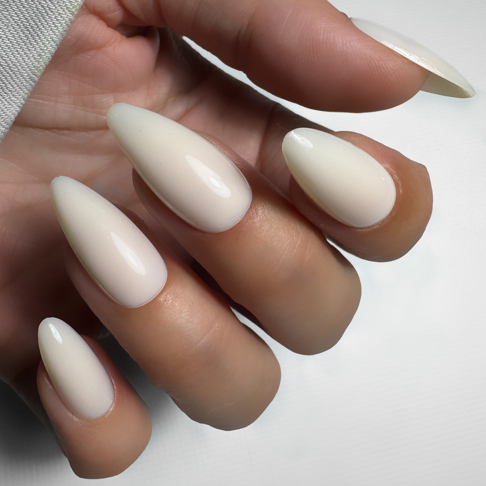 Off White| L-V Builder Gel